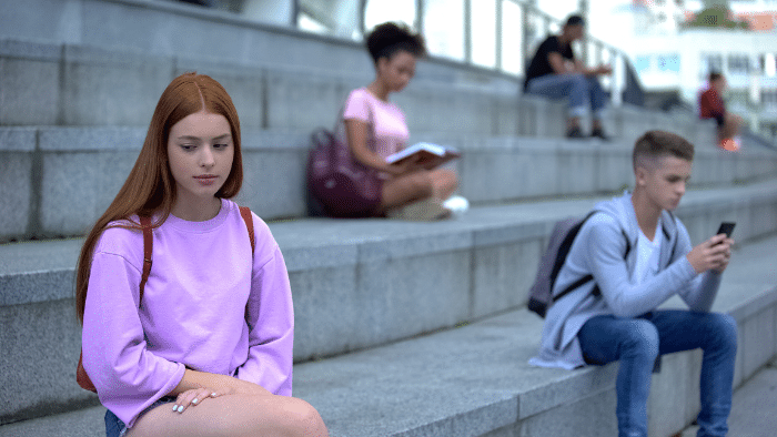 Salud mental adolescente en riesgo por factores socioeconómicos y redes sociales