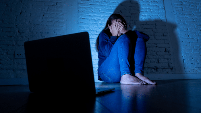 Salud mental adolescente y cyberacoso: riesgos de depresión y drogas