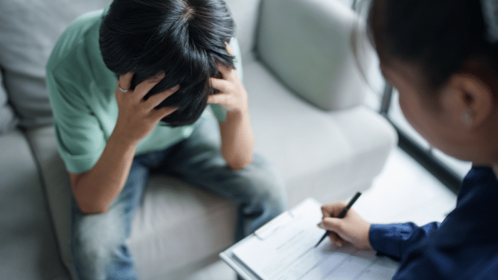 Los especialistas destacan que la detección temprana puede mejorar significativamente el pronóstico de los jóvenes afectados.