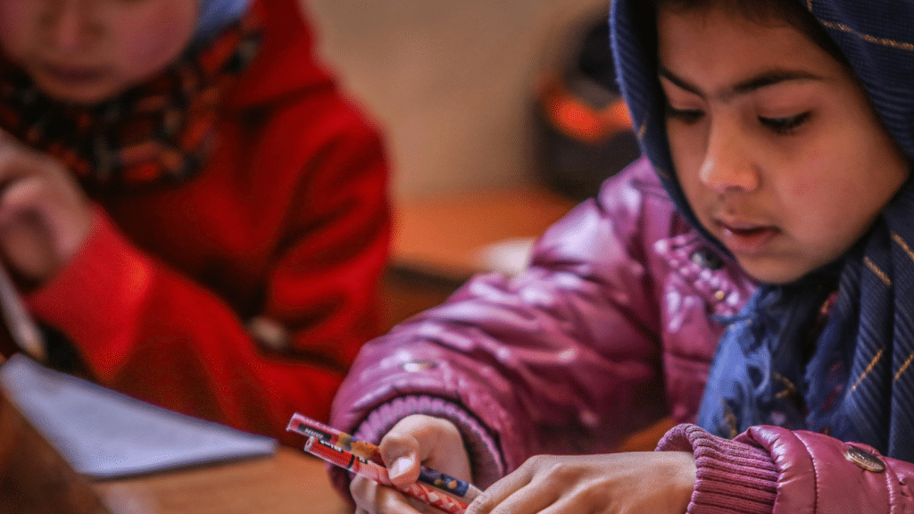 educación de niñas afganas, mujeres afganas y educación, prohibición educativa en Afganistán, derechos de las mujeres en Afganistán, crisis educativa afgana.