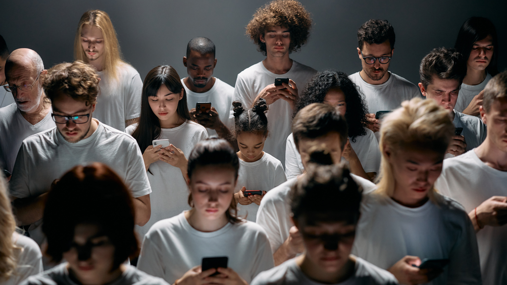 Adolescente usando Instagram en un teléfono móvil tras las nuevas restricciones de Meta sobre redes sociales y adolescentes.