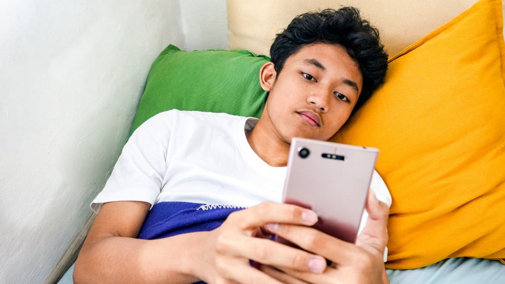 Redes sociales y adolescentes: cambios de Meta
Adolescente usando Instagram en un teléfono móvil tras las nuevas restricciones de Meta sobre redes sociales y adolescentes.