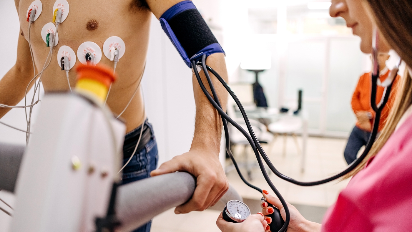 La rehabilitación cardiaca reduce infartos y hospitalizaciones en personas con enfermedad coronaria, según una revisión Cochrane.