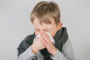 Niño enfermo de gripe