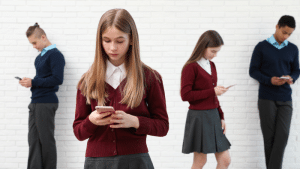 Salud mental adolescente en riesgo por factores socioeconómicos y redes sociales