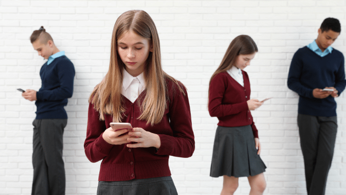 Salud mental adolescente en riesgo por factores socioeconómicos y redes sociales