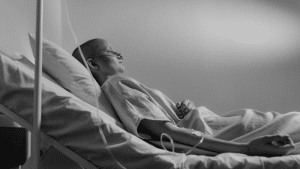 Esperanza de vida global se desploma por la COVID-19, según informe de la OMS