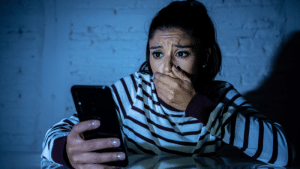 Salud mental adolescente y cyberacoso: riesgos de depresión y drogas